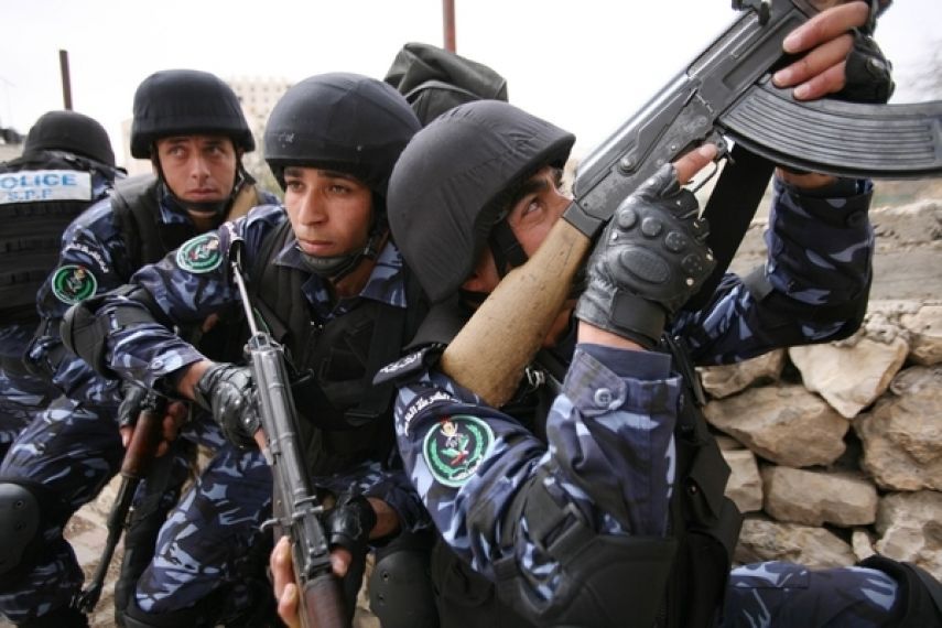 أجهزة السلطة تُحاصر ثلاثة نواب داخل مقر الصليب الأحمر برام الله وتمنعهم من المغادرة