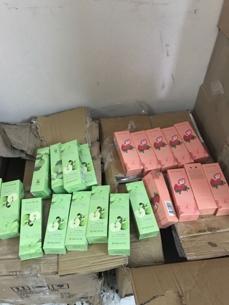 الضابطة الجمركية تضبط مواد تجميل منتهية الصلاحية بنابلس