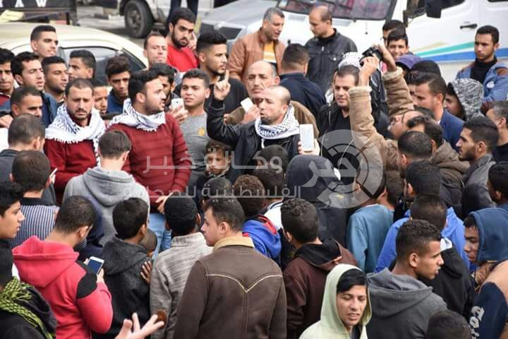 بالصور: الشبيبة الفتحاوية تُنظم مسيرة غاضبة رفضاً لقرار "ترامب"