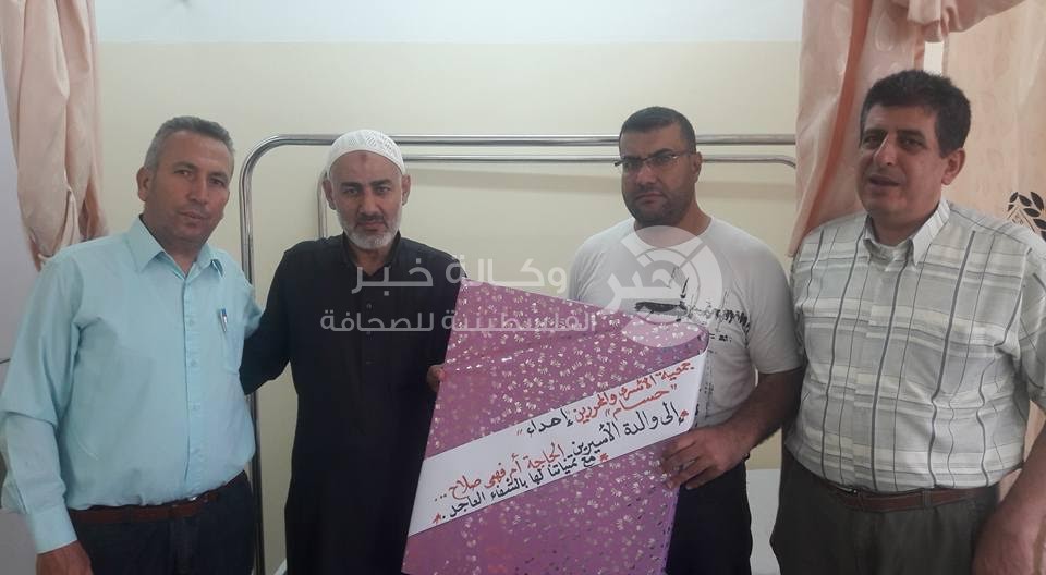 جمعية "حسام" تطمئن على صحة والدة الأسيرين أبو صلاح