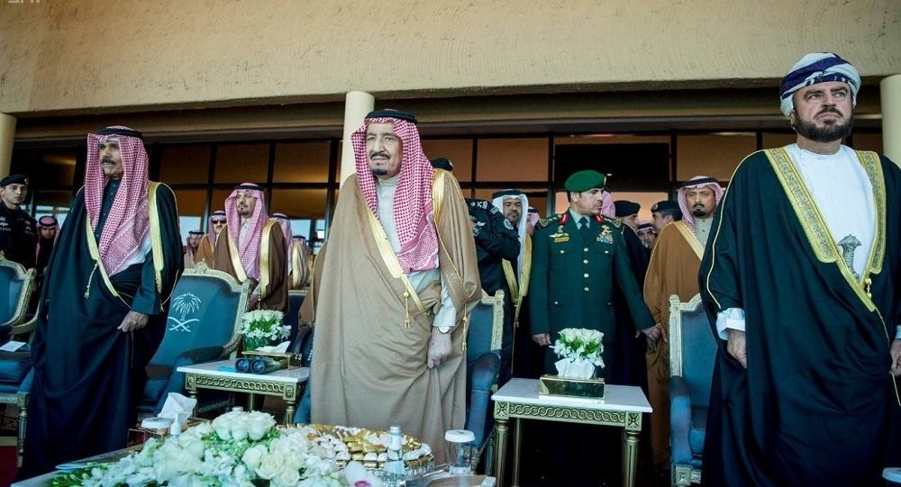 بالفيديو: رد فعل الملك سلمان أثناء مدح عسكري سعودي لأهل قطر