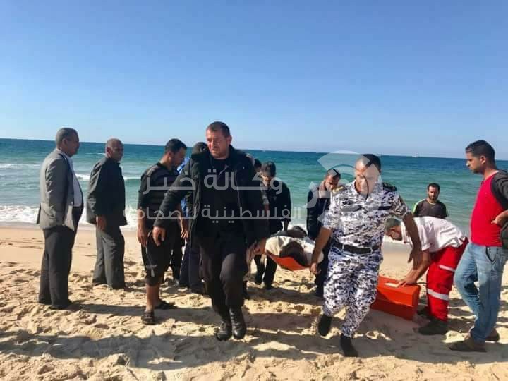 بالصور: إصابة صياد برصاص زوارق الاحتلال ببحر خانيونس