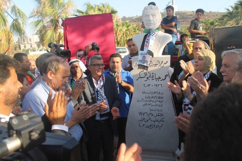 وضع أكاليل زهور على ضريح القيادي أحمد جبارة برام الله