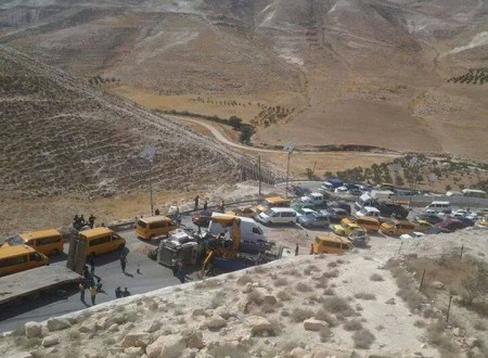 الشرطة تعيد فتح طريق وادي النار وتحرر مخطوفاً بالخليل