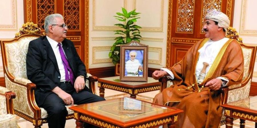 سفير فلسطين يلتقي وزير المكتب السلطاني العُماني