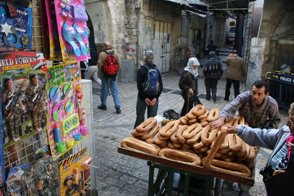 بلدية الاحتلال تصادر عربات وبسطات بالقدس