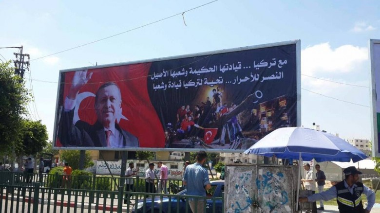 نشطاء من حركة حماس يضعون يافطة تضامنية مع تركيا وسط مدينة غزة