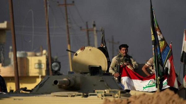 القوات العراقية تقترب من مطار الموصل