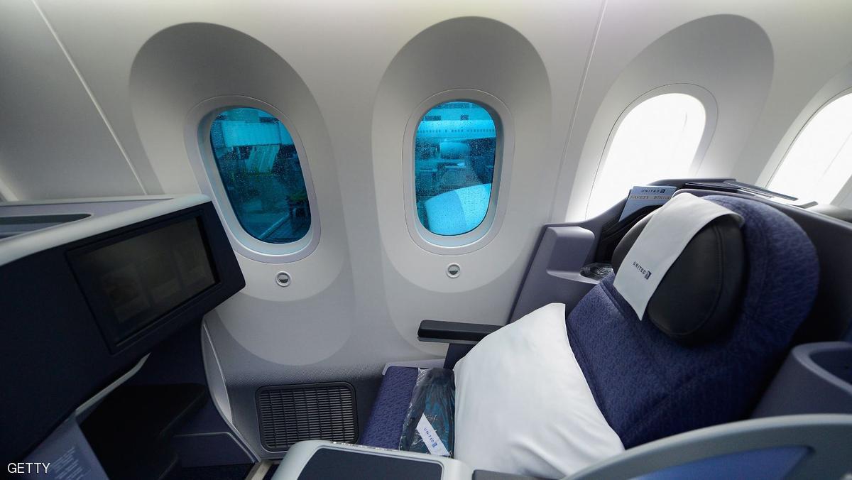 تعرف على الثقوب الصغيرة في نوافذ الطائرات وفوائدها