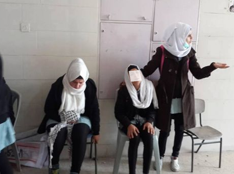 إصابات بالاختناق إثر إطلاق الاحتلال لقنابل الغاز السام في الخليل