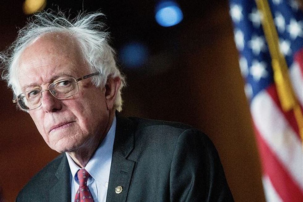 ساندرز يتعهد بمساعدة كلينتون لدحر ترامب