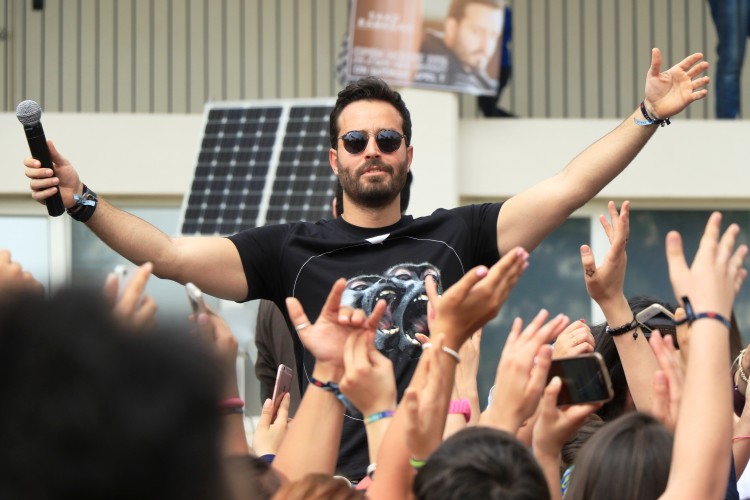 سعد رمضان يكرم من جامعة رفيق الحريري ويعيش نجاح “مين قدك”