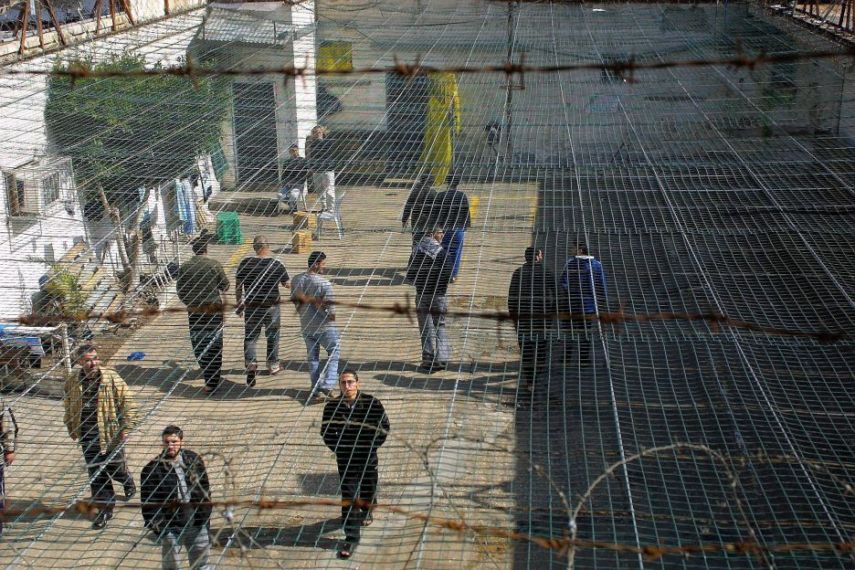 التحقيق مع والدة أسير بزعم محاولتها تهريب هاتف نقال