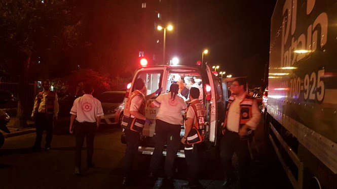 بالفيديو والصور:إصابة 23 إسرائيلياً بالاختناق جراء حريق نشب داخل مبنى بالقدس