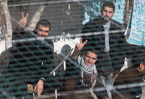 3 أشقاء من قلقيلية يخوضون إضراباً مفتوحاً عن الطعام