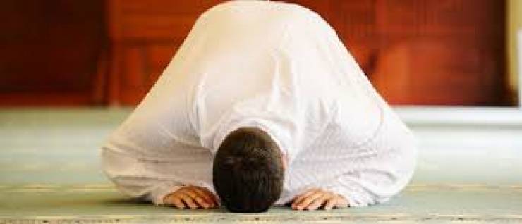 بالفيديو : يصلي 60 عاما ولا تقبل صلاته فأحذر ان تكون مثله!