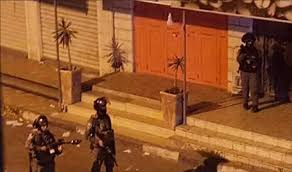 قوات الاحتلال تعتقل شاباً من الخليل وتوزع بيانات تهديدية في بيت أولا
