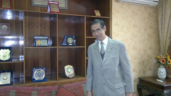 بسبب هذه الصور سقط مستشار السيسي المزيف