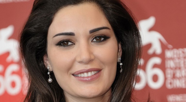 سيرين عبدالنور تسترجع ذكريات “سيرة حب” على السرير