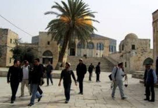 مستوطنون يقتحمون الأقصى ويحرقون متاجر في القدس القديمة