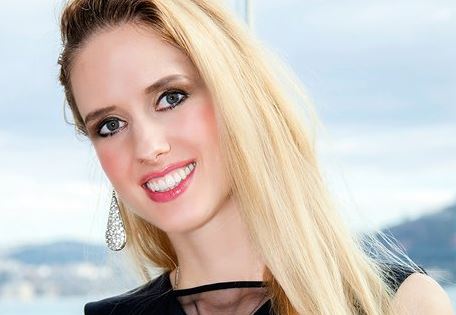 صورة :  ويلما إيليس في حمام السباحة برفقة توأميها تشعل انستقرام