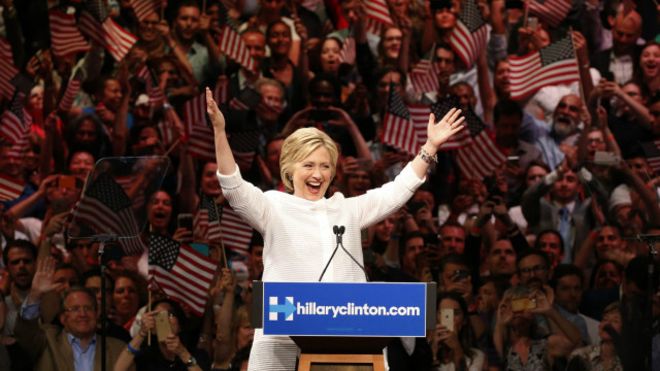 هيلاري كلينتون تفوز رسمياً بانتخابات الحزب الديمقراطي