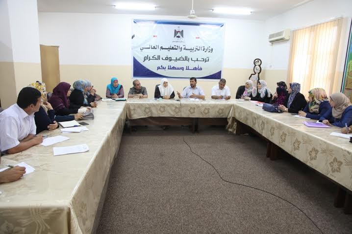 التعليم بغزة تدعم الفرق العاملة في إعداد المناهج الجديدة