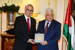 الرئيس يمنح رئيس السيمفونية الفرنسية مواطنة الشرف الفلسطينية