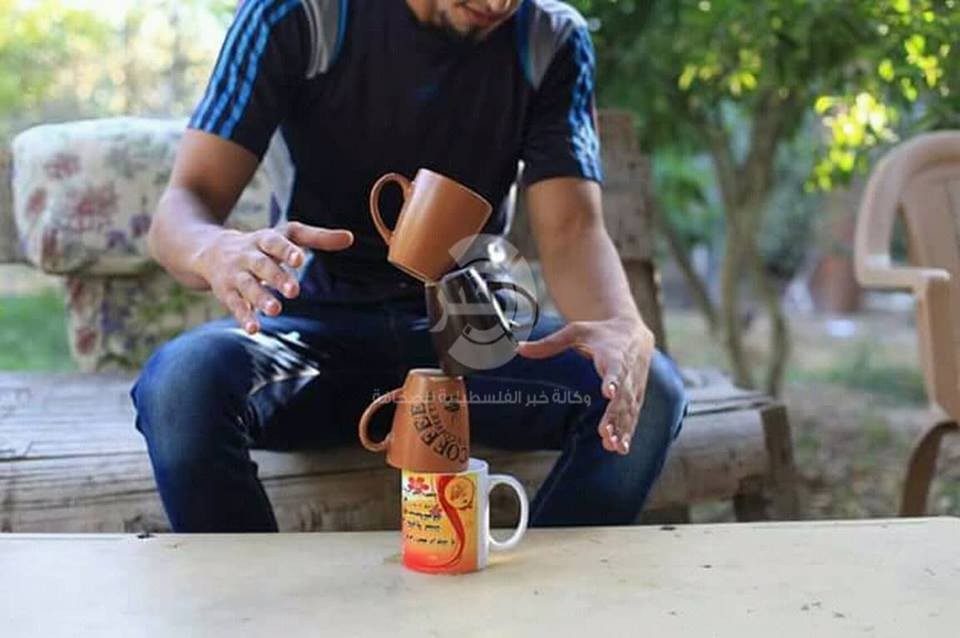 بالصور: شاب غزّي يُتقن فن "تحدي الجاذبية" بشكل إبداعي 