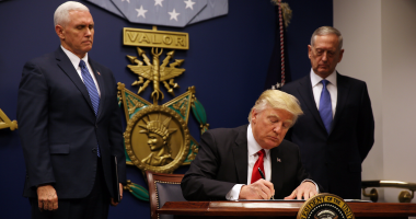 "ترامب" يتبرع براتبه السنوى نهاية العام