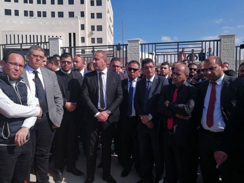 محامو الضفة يطالبون بإخضاع الحكومة للسلطة القضائية