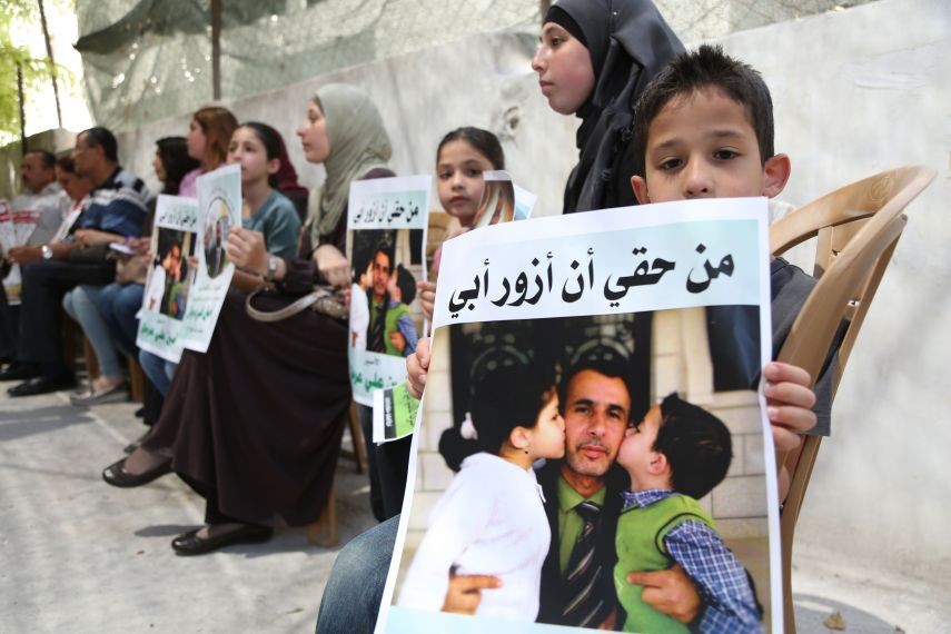 الصليب الأحمر قلق من منع زيارات أهالي أسرى حماس من غزة