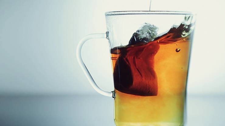 هل تتركون كيس الشاي في الكوب أثناء شربه؟ هذا خطأ فادح!