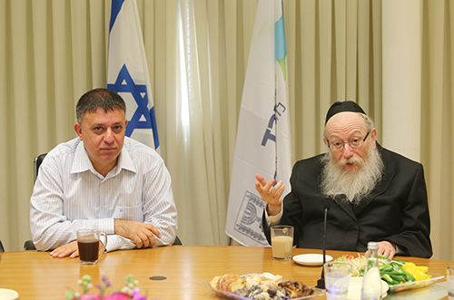 وزير البيئة الإسرائيلي يقدم استقالته احتجاجاً على ضم ليبرمان للحكومة