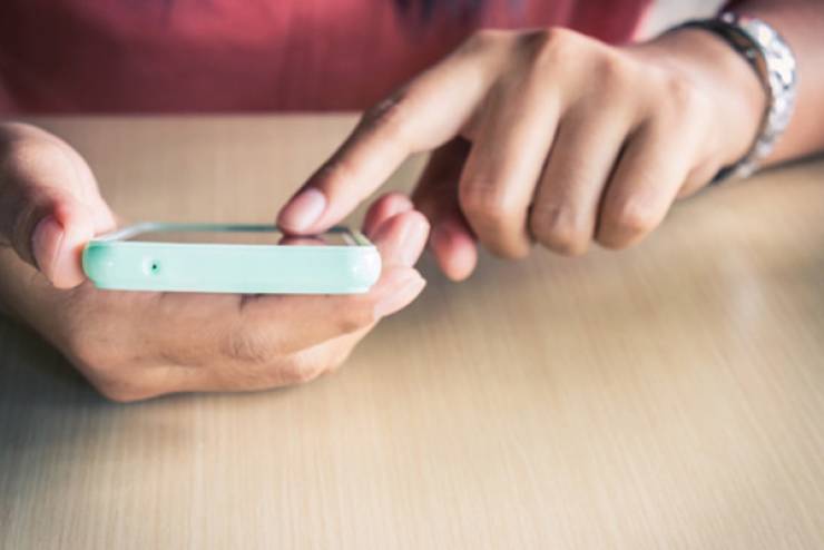 هل تنزعجون ممّن ينظرون إلى هواتفكم؟