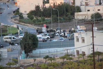 الاحتلال يغلق مركز "طواريء الخليل" بالمكعبات الإسمنتية ويحوله لثكنة عسكرية
