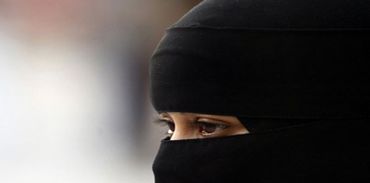 منقبة تقتل اثنين من مسلحي "داعش" بمسدس كاتم صوت في مدينة الموصل