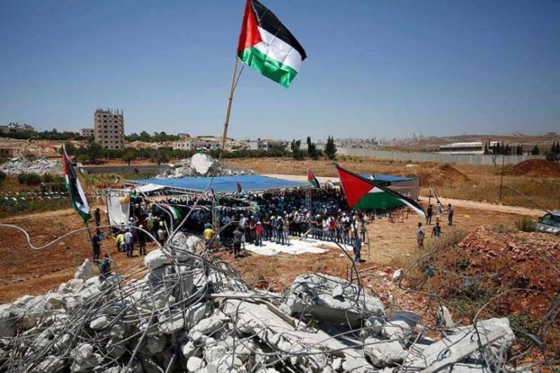 أهالي قرية قلنديا يؤدون صلاة العيد على أنقاض منازلهم المهدمة