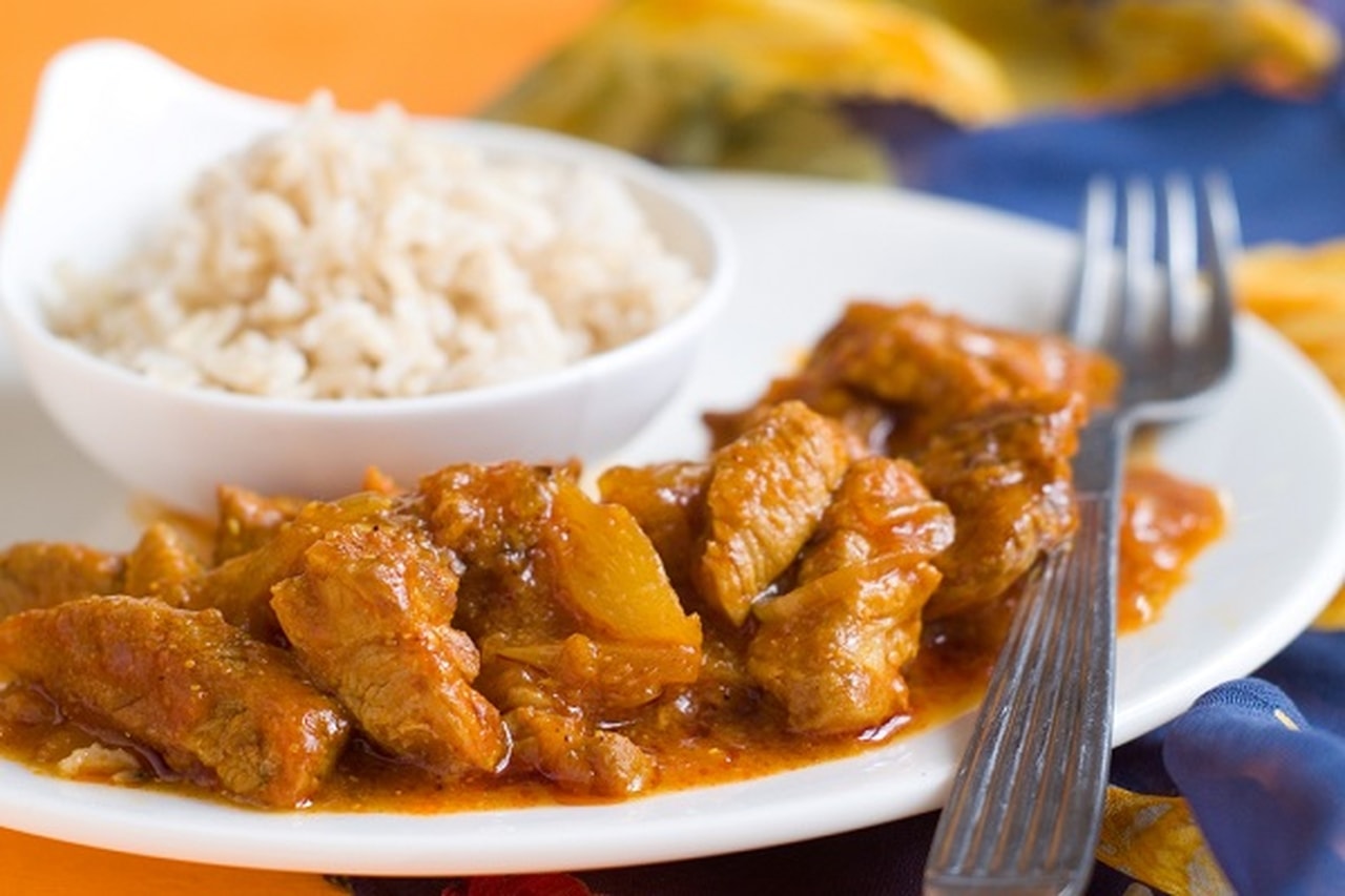 لحم الغنم بالكاري مع الأرز الأبيض