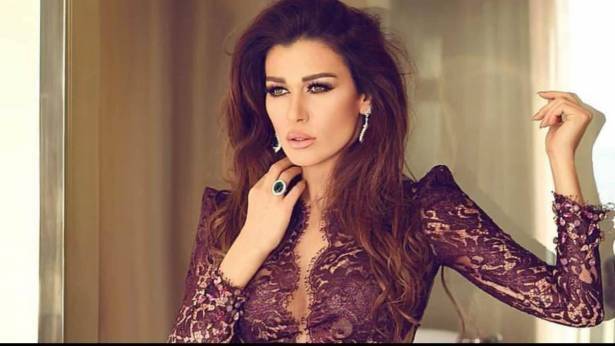 نادين الراسي بفستانٍ أبيض قصير.. وهذا ما قالته