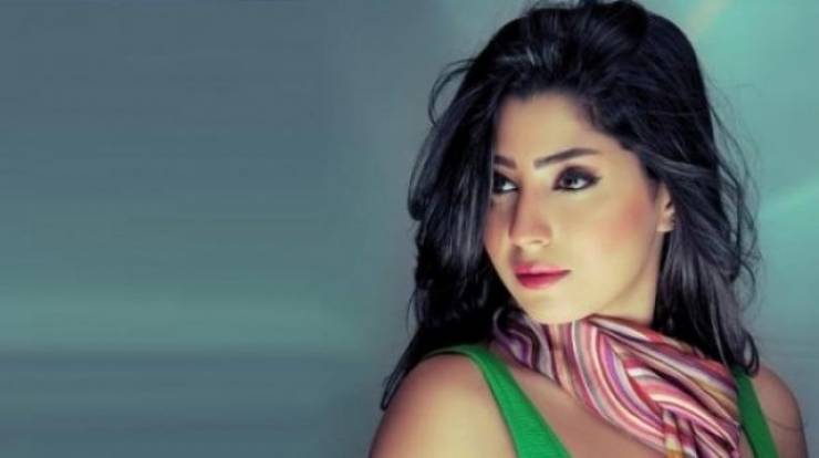 بالصور : آيتن عامر تفاجئ جمهوها بملامح غريبة.. والجمهور: "عمليات تجميل"