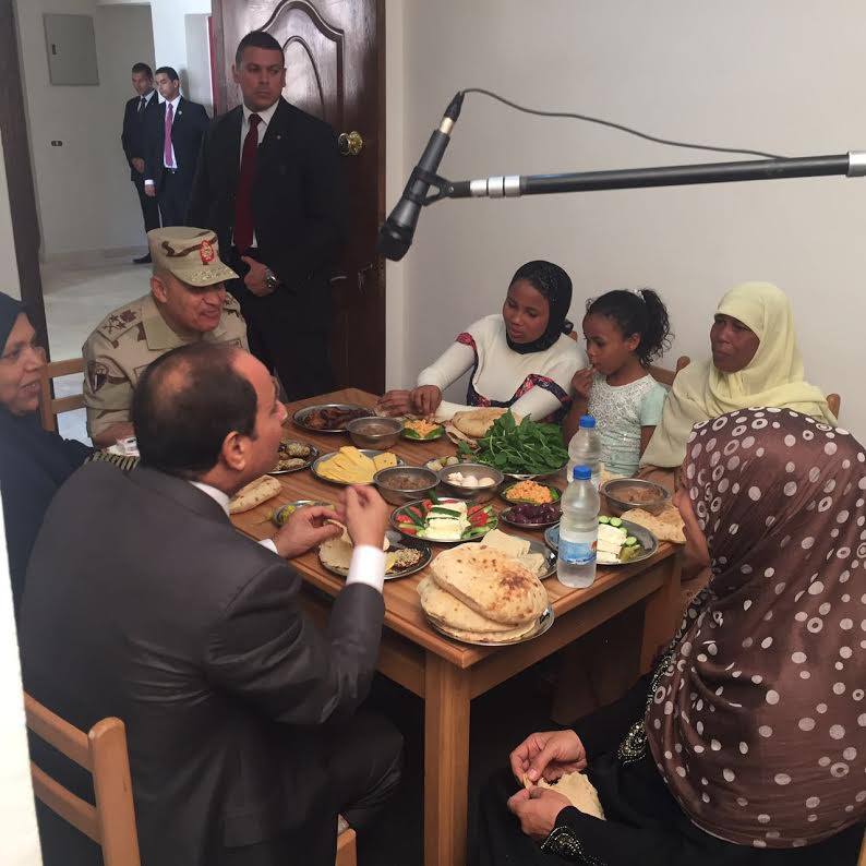 السيسي ووزير دفاعه يتناولان الفول على طاولة أسرة مصرية