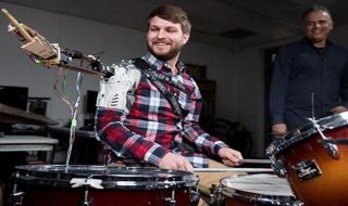 ابتكار ذراع روبوت  لمساعدة الفرق الموسيقية