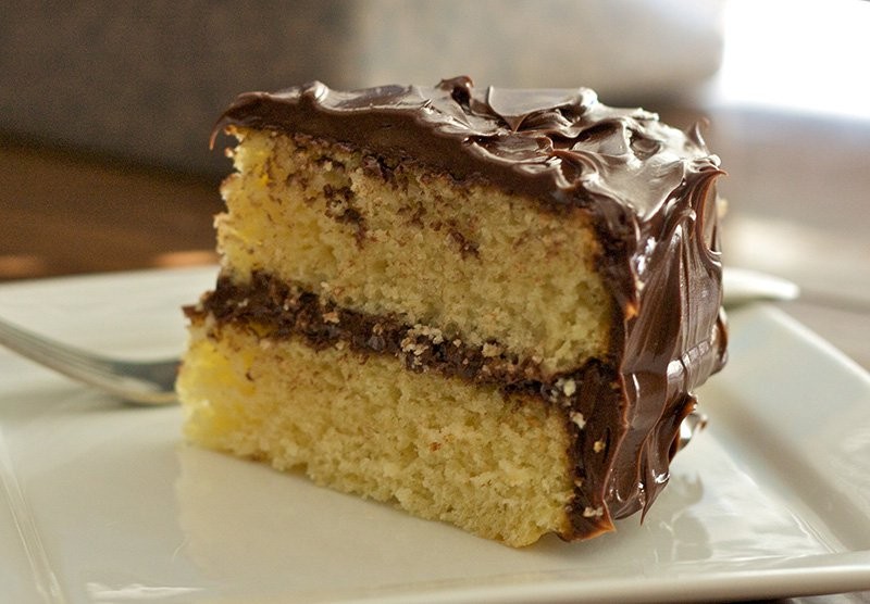 كيك فانيلا بكريمة الشوكولاتة السريعة