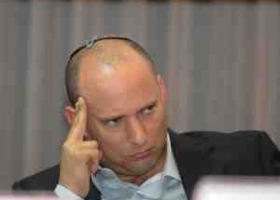 في خطوة مفاجة.. بانيت يطالب بتغيير السياسية تجاه غزة ويهاجم السلطة