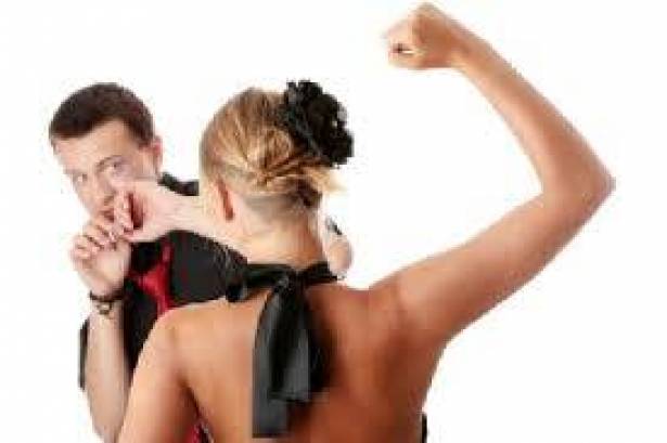 بالفيديو : فنانة مصرية تضرب زوجها