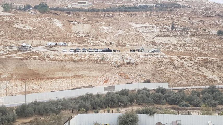 بالصور: الاحتلال يهدم منزلاً وبركساً بالقدس