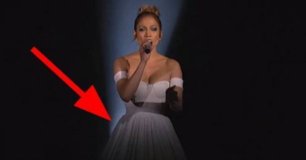 بالفيديو: بدأت بالغناء فانطفأت الأضواء.. لكن ما حدث لفستانها أثار الدهشة!
