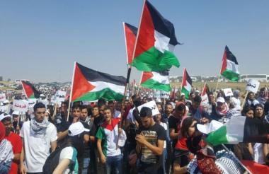 بالفيديو :  حاملين الرايات الفلسطينية .. الآلاف يشاركون في مسيرة العودة بالنقب
