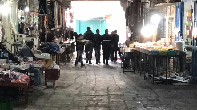 صورة: الاحتلال يعتقل شاباً في القدس بحجة عدم حيازته على تصريح